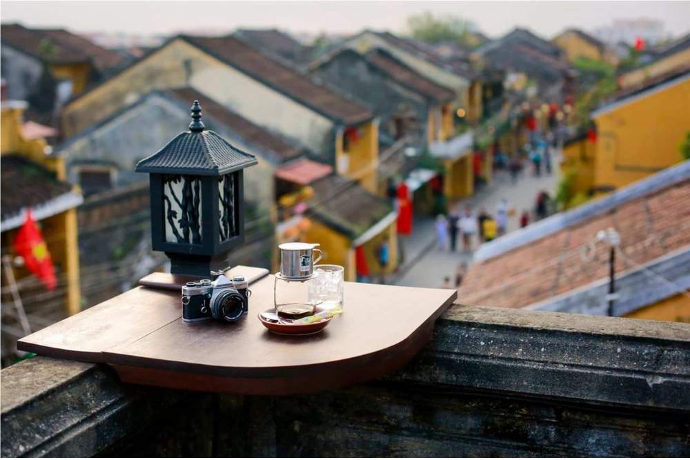 Un café avec vue au 2ème étage avec une vue panoramique sur la vieille ville de Hoi An